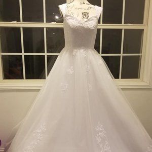 NEW WEDDING GOWN $400.00